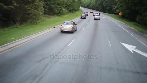 Voitures modernes se déplaçant sur l'autoroute parmi les arbres — Video