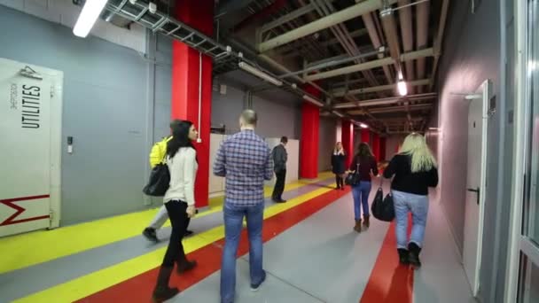 Посетители в коридоре во время экскурсии по заводу — стоковое видео