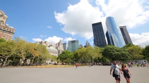 V návaznosti na hromady a mrakodrapy na pobřeží v New Yorku — Stock video