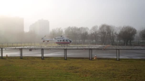 Helicóptero en el helipuerto temprano en la mañana — Vídeos de Stock