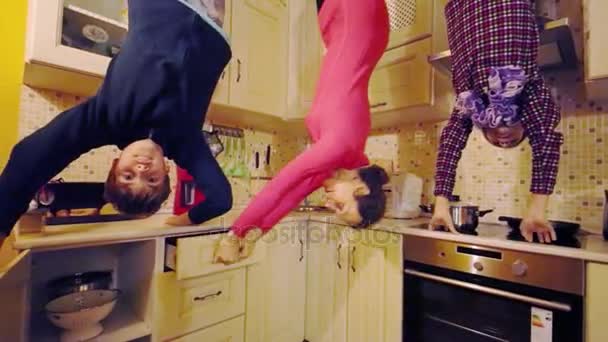 Familie in Küche des Hauses auf den Kopf gestellt — Stockvideo