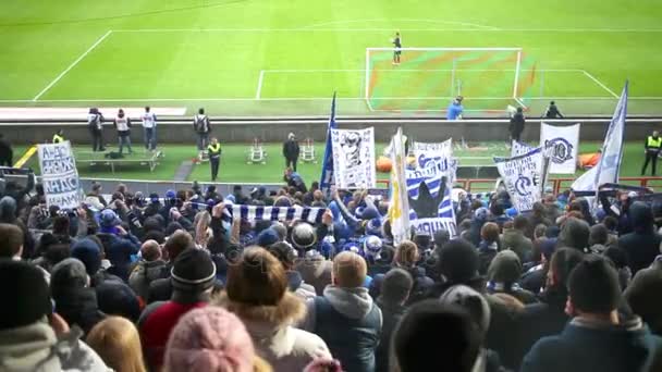 Abanicos Dinamo en grands en el estadio Locomotora — Vídeos de Stock