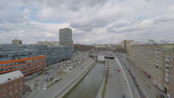 Rivier Dijk en tuin Ring met verkeer — Stockvideo