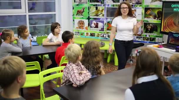 Children listen to speaker and raise hands — Stock Video