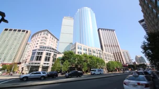 Wieżowce w Prudential Center i samochody w Bostonie — Wideo stockowe