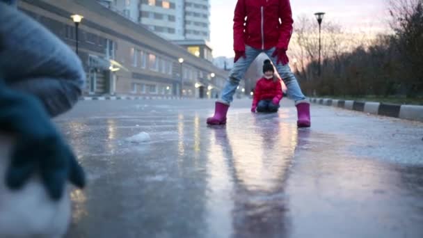 Crianças brincam, deslizando pedaço de gelo — Vídeo de Stock