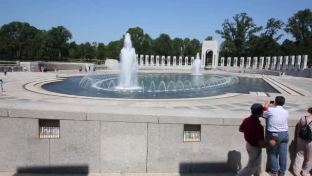 Personnes près de fontaine dans National Mall — Video