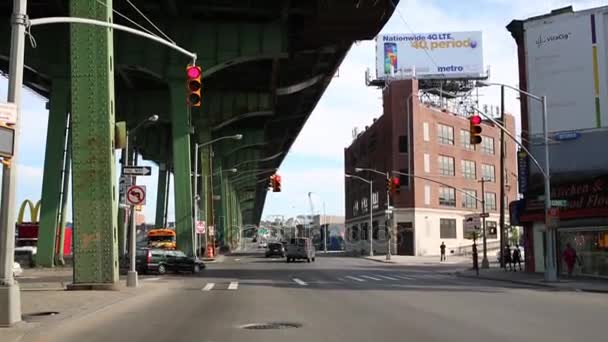 Weg onder een viaduct in New York — Stockvideo