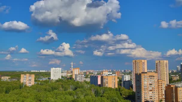Por encima de la ciudad con parque corre las nubes — Vídeo de stock