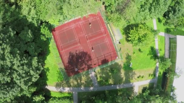 Zona de juegos de bádminton con familia que juegan — Vídeos de Stock