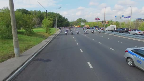 Rendőrség motorkerékpár ride kerékpárosok tömeg előtt — Stock videók