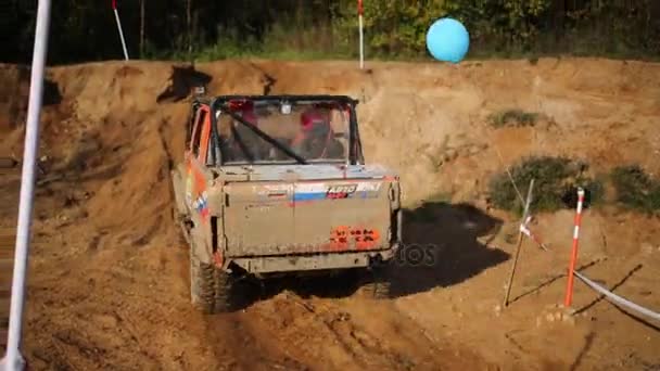 Autó megy a homok off-road verseny esőerdő — Stock videók