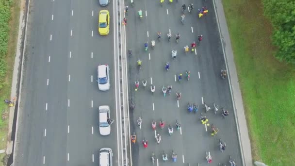 Bisikletçiler tarafından speedway Bisiklet geçit töreni sırasında binmek. — Stok video