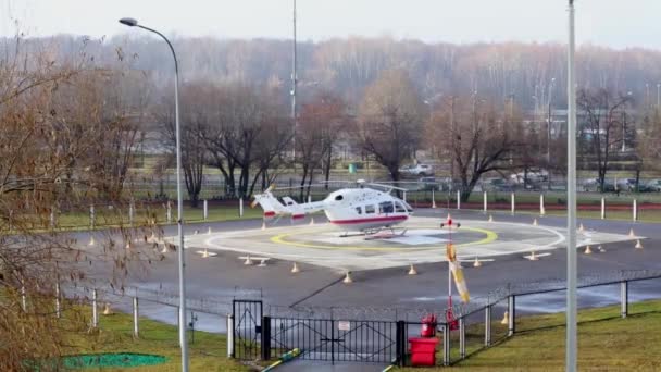 Ιατρικό ελικόπτερο στο ελικοδρόμιο. — Αρχείο Βίντεο
