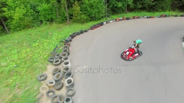 Man starting cart engine on track — Stock Video
