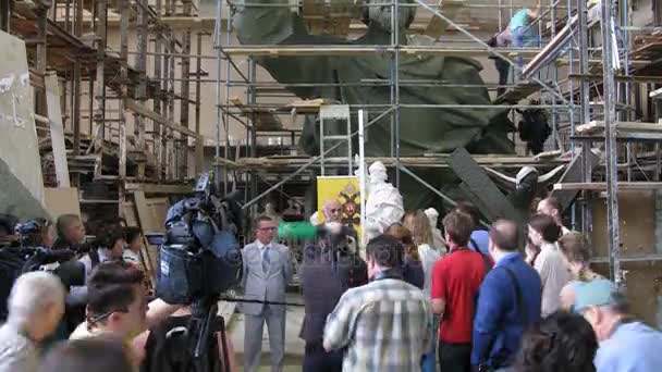 Reporters interviewed near unfinished sculpture to Prince Vladimir — Stock Video