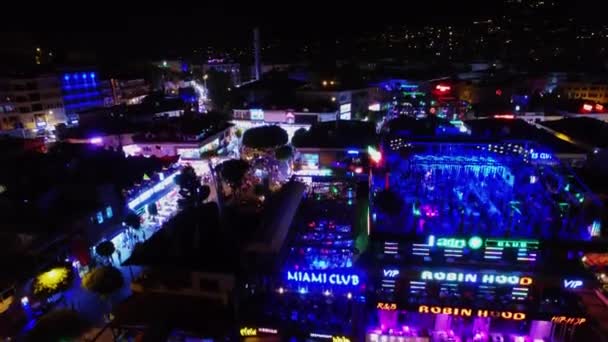 Sector urbano con clubes nocturnos por la noche — Vídeo de stock