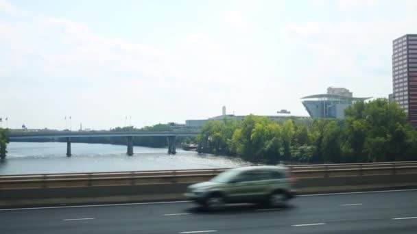 近代的な都市の橋の上の車の動き — ストック動画