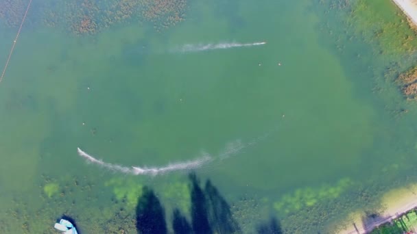 Barcos de juguete se mueven por la superficie del agua — Vídeo de stock