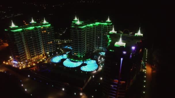 Colorida iluminación del hotel Azura Park — Vídeos de Stock