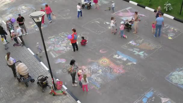어린이는 아스팔트 도면에 그려 — 비디오