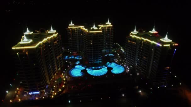 Verlichte bouwwerken en zwembad van Azura Park hotel nachts — Stockvideo