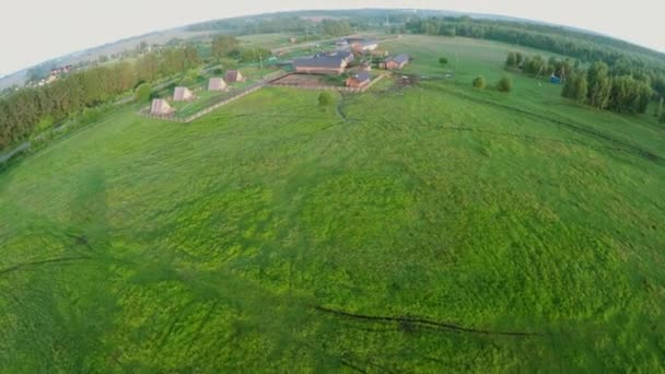 Popov çayır çiftçi-turist ev — Stok video