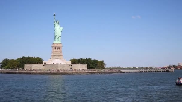 Frihetsgudinnan, båtar i New York — Stockvideo