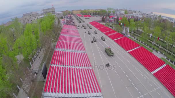 Motorcada militar se move durante o ensaio de desfile — Vídeo de Stock