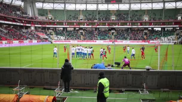 Hráč, jenž hlásí volný kop na stadionu — Stock video