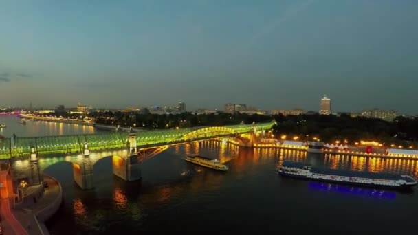 Schiffe schwimmen unter Fußgängerbrücke pushkinsky — Stockvideo