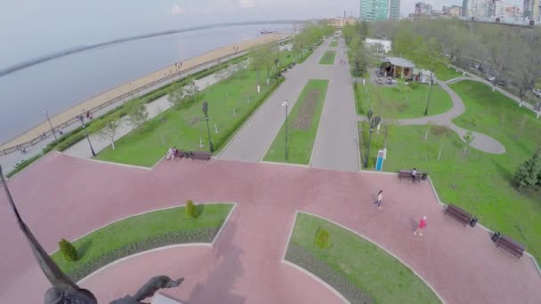Набережная с людьми ходить рядом с памятником — стоковое видео