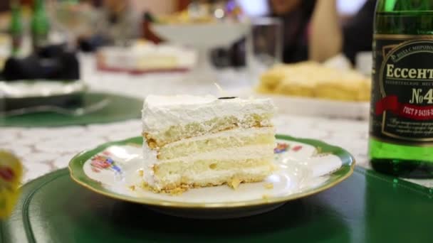 ケーキに紅茶とテーブルのミネラルウォーター — ストック動画