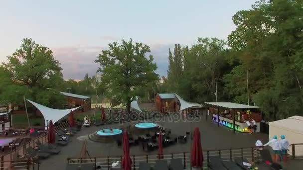 Espace piscine avec personnes en plage urbaine Port — Video