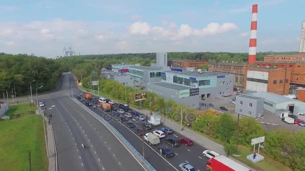 Транспортные пробки на шоссе рядом с индустриальной зоной — стоковое видео