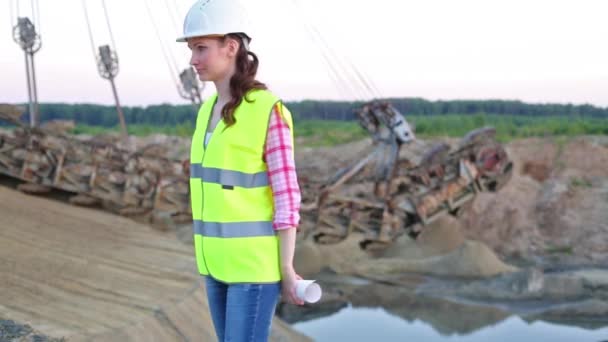 Trabalhadora examina está posando perto de carreira Stacker — Vídeo de Stock