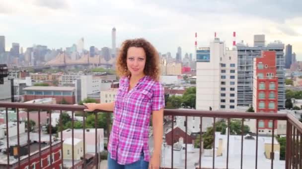 Mujer caminando en el techo de la ciudad — Vídeos de Stock