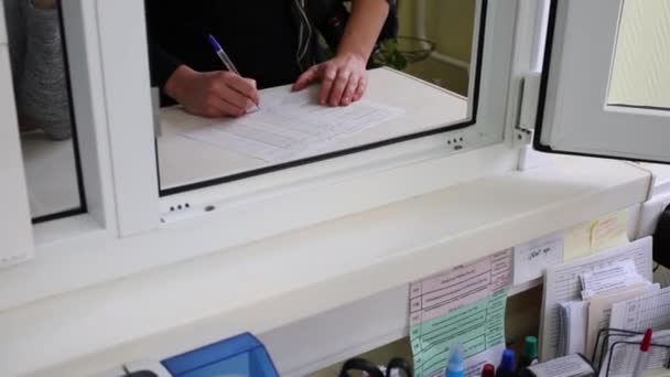 Вікно стійка реєстрації гостей у міська клінічна лікарня — стокове відео