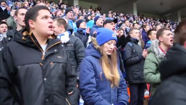 Fans del equipo de fútbol Dinamo en tribuna — Vídeos de Stock