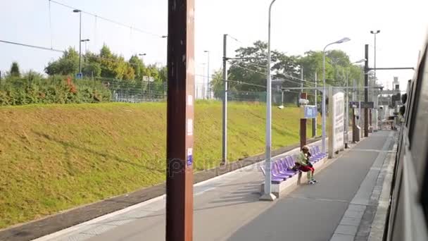 Gare extérieure et train roulant à Paris — Video