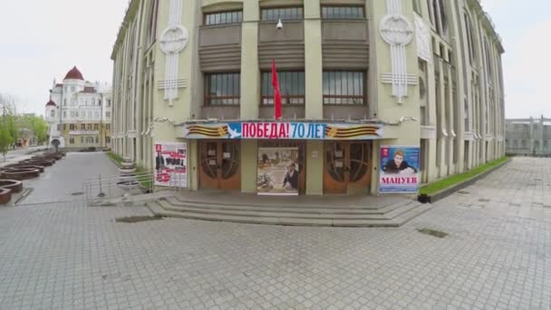 Fasáda s vchodem ze Státní filharmonie Samara — Stock video