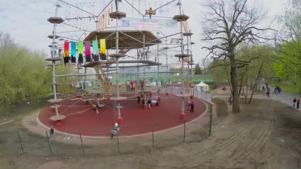 Tall touwbaanparcours Skytown met mensen in zahlreiche park — Stockvideo