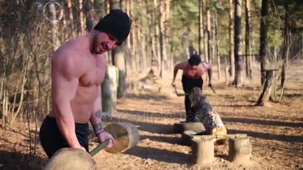 Männer machen Übungen mit Holzgeräten — Stockvideo