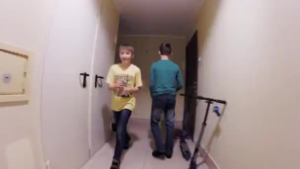 Crianças correm em torno de prédio de apartamentos — Vídeo de Stock