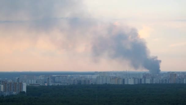 El humo negro es una de las zonas de la ciudad — Vídeo de stock