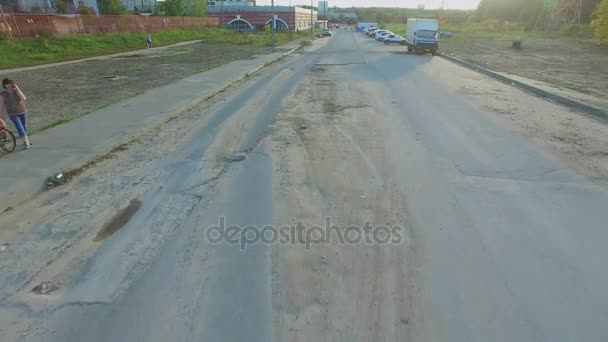 Calle de la ciudad con parte de carretera reparada — Vídeos de Stock