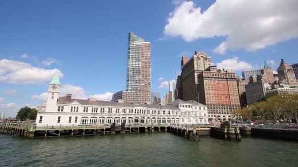 Edificios y rascacielos en la costa en el día de otoño — Vídeos de Stock