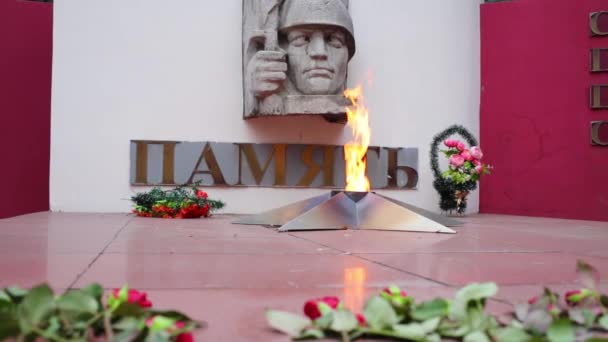 Memorial com fogo e flores — Vídeo de Stock