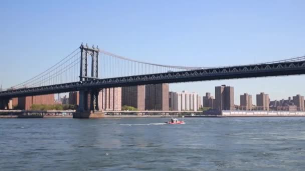Манхэттенский мост и Ист-Ривер с небоскребами — стоковое видео