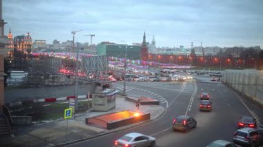 Vasilyevskiy Spusk üzerinde trafik sıkışıklığı ile Cityscape